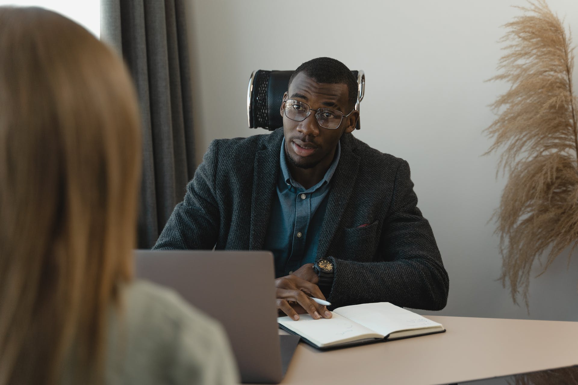 Two employees in a discussion at a table